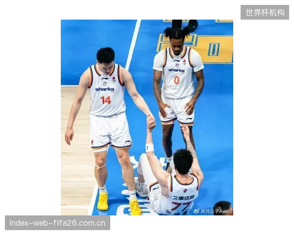 周琦的防守覆盖面积成为北京队战术核心,其高位延误有效破坏了对手挡拆进攻。 周琦的防守覆盖面积成为北京队战术核心,其高位延误有效破坏了对手挡拆进攻。